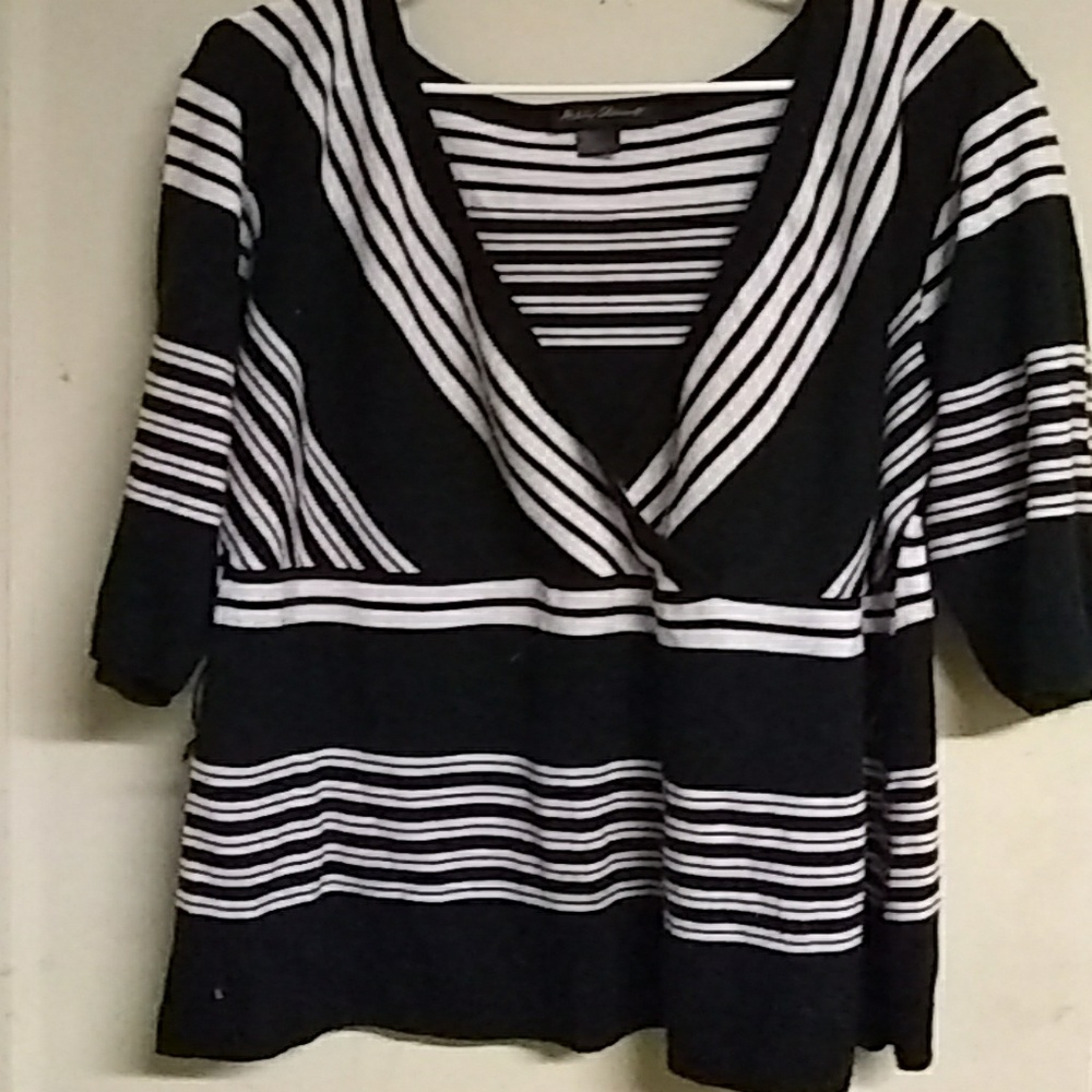 Black/white long V neck blouse
